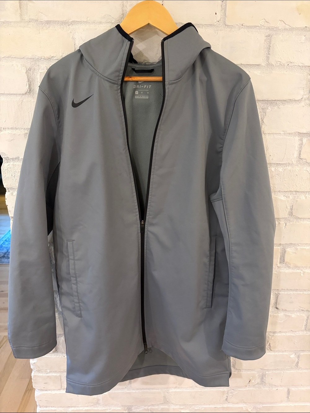 Nike Men's Protect Shield Basketball Gray Dri-FIT Hooded Performance Jacket (B6)
